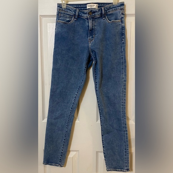 Abercrombie & Fitch Denim - Abercrombie & Fitch The Super Skinny Ankle Mid-Rise Jeans
Size 29/ 8